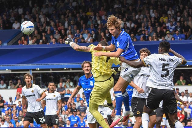 Birmingham City v Wolverhampton Wanderers, Sky Bet Championship, St Andrews @ Knighthead Park, Birmingham, UK - 6 September 2026 Wolverhampton Wanderer s Goalkeeper Jose Sa and Birmingham City s August Priske in action , UK NEWSPAPERS OUT Copyright: xRichardxBowcottx