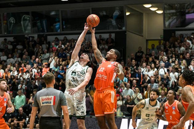 easyCredit Basketball Bundesliga, Exhibition Game, Niners Chemnitz vs. Legia Warsaw, September 6, 2026, starting at 3:00 p.m., Chemnitz, Chemnitz Arena. Pictured: No. 22 Nighaeal Ceaser, Zach Freemantle easyCredit Basketball Bundesliga, Exhibition Game, Niners Chemnitz vs. Legia Warsaw, Chemnitz, Saxony, Germany Copyright: xEHLxMedia MichelxKöhlerx 20260609-Niners-Chemnitz-Legia-Warschau_003