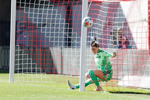 Ena Mahmutovic (1, FC Bayern München) kann den Ball gerade noch am Tor vorbei leiten beim Spiel zwischen FC Bayern München v SC Freiburg, Fussball, Frauen, Google Pixel Frauen-Bundesliga, 2026 2027, 3.Spieltag am 06.09.2026 in München, FC Bayern Campus. DFL and DFB regulations prohibit any use of photographs as image sequences and or quasi-video. Bayern Deutschland *** Ena Mahmutovic 1, FC Bayern Munich just manages to deflect the ball past the goal during the match between FC Bayern Munich and SC Freiburg, Soccer, Women s, Google Pixel Women s Bundesliga, 2026–2027, Matchday 3 on September 6, 2026, in Munich, FC Bayern Campus. DFL and DFB regulations prohibit any use of photographs as image sequences and or quasi-video. Bayern, Germany
