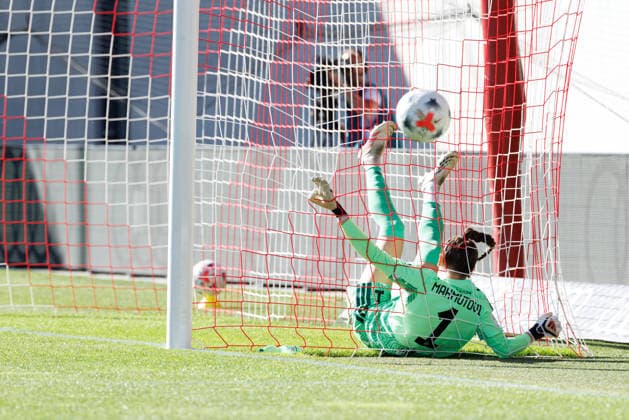 Sport Bilder des Tages Ena Mahmutovic (1, FC Bayern München) kann den Ball gerade noch am Tor vorbei leiten beim Spiel zwischen FC Bayern München v SC Freiburg, Fussball, Frauen, Google Pixel Frauen-Bundesliga, 2026 2027, 3.Spieltag am 06.09.2026 in München, FC Bayern Campus. DFL and DFB regulations prohibit any use of photographs as image sequences and or quasi-video. Bayern Deutschland *** Ena Mahmutovic 1, FC Bayern Munich just manages to deflect the ball past the goal during the match between FC Bayern Munich and SC Freiburg, Soccer, Women s, Google Pixel Women s Bundesliga, 2026–2027, Matchday 3 on September 6, 2026, in Munich, FC Bayern Campus. DFL and DFB regulations prohibit any use of photographs as image sequences and or quasi-video. Bayern, Germany