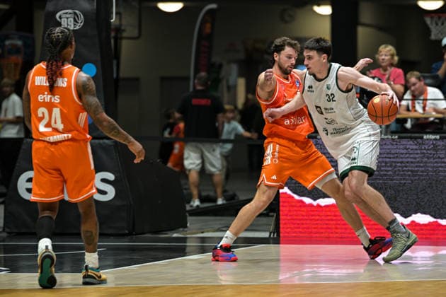 easyCredit Basketball Bundesliga, Exhibition Game, Niners Chemnitz vs. Legia Warsaw, September 6, 2026, starting at 3:00 p.m., Chemnitz, Chemnitz Arena. Pictured: No. 25 Ben Burnham, 32 Zach Fremantle, 24 Cobe Williams easyCredit Basketball Bundesliga, Exhibition Game, Niners Chemnitz vs. Legia Warsaw, Chemnitz, Saxony, Germany Copyright: xEHLxMedia MichelxKöhlerx 20260609-Niners-Chemnitz-Legia-Warschau_034