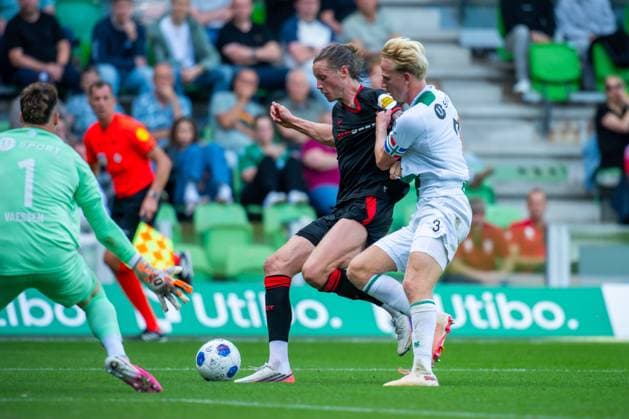 GRONINGEN , 06-09 2026 , Stadium Euroborg , season 2026 2027 , Dutch Eredivisie football , match between FC Groningen and FC Twente , picture shows FC Groningen goalkeeper Etienne Vaessen FC Twente player Wout Weghorst FC Groningen player Thijmen Blokzijl Groningen - Twente  x206581749x Copyright: