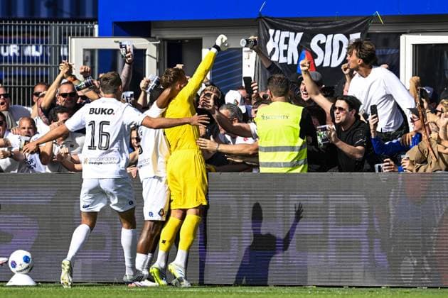 VELSEN - Telstar players celebrate the 2-2 equalizer by Telstar goalkeeper Ronald Koeman Junior during the Dutch Eredivisie match between Telstar and Cambuur at the BUKO Stadium on September 6, 2026, in Velsen, the Netherlands. OLAF KRAAK ANP Eredivisie 2026 27 xVIxANPxSportx xxANPxIVx 567377520 originalFilename: 567377520.jpg