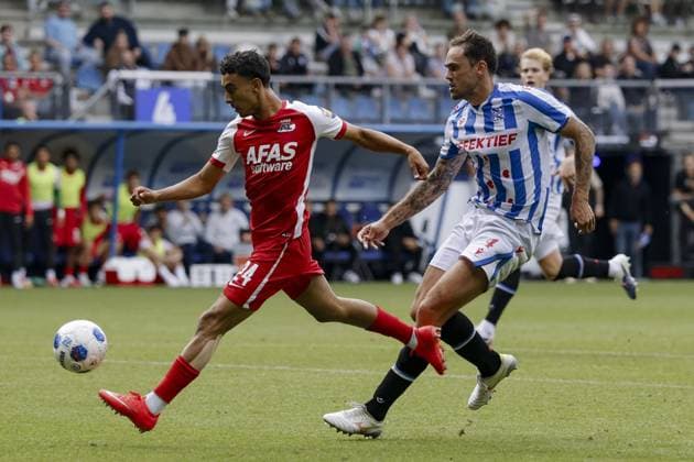 HEERENVEEN - (lr) Ayoub Oufkir of AZ Alkmaar scores the 2-3 and Sam Kersten of SC Heerenveen during the Dutch Eredivisie match between SC Heerenveen and AZ Alkmaar at the Abe Lenstra Stadium on September 6, 2026 in Heerenveen, the Netherlands. VINCENT JANNINK ANP 2026 27 2026 27 xVIxANPxSportx xxANPxIVx 567377525 originalFilename: 567377525.jpg