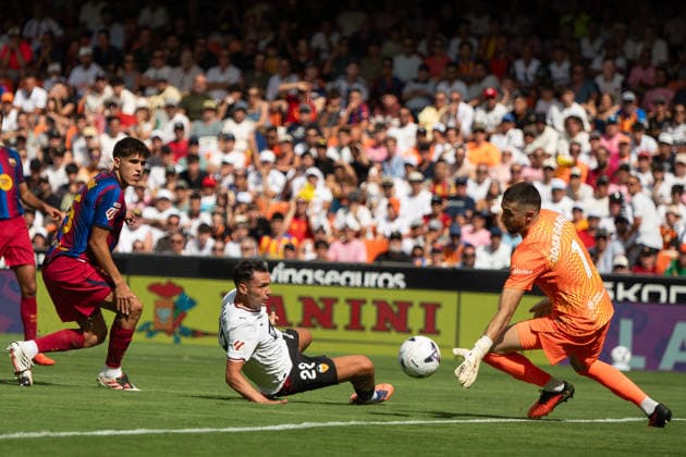September 6, 2026, Valencia, Alicante, Spain: VALENCIA, SPAIN - SEPTEMBER 6: 22 ARNAU MARTINEZ shoots on goal in front of 5 PAU CUBARSI and 1 JOAN GARCIA during the match between Valencia CF and FC Barcelona, Barca from LaLiga EASports, matchweek 4, disputed at the Mestalla Stadium, Valencia Valencia Spain - ZUMAc290 20260906_zsp_c290_006 Copyright: xJordixCantox