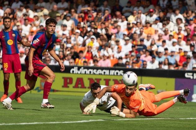 September 6, 2026, Valencia, Alicante, Spain: VALENCIA, SPAIN - SEPTEMBER 6: 22 ARNAU MARTINEZ shoots on goal in front of 5 PAU CUBARSI and 1 JOAN GARCIA during the match between Valencia CF and FC Barcelona, Barca from LaLiga EASports, matchweek 4, disputed at the Mestalla Stadium, ValenciaVALENCIA, SPAIN - SEPTEMBER 6: during the match between Valencia CF and FC Barcelona, from LaLiga EASports, matchweek 4, disputed at the Mestalla Stadium, Valencia Soccer 2026: Levante UD Vs Real Betis - ZUMAc290 20260906_zsp_c290_005 Copyright: xJordixCantox