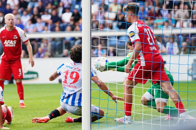 2026-09-06 VriendenLoterij Eredivisie: SC Heerenveen v AZ Alkmaar HEERENVEEN, NETHERLANDS - SEPTEMBER 6: Vasilios Zagaritis of sc Heerenveen, Dave Kwakman of RKAV Volendam and Jari De Busser of AZ Alkmaar during the VriendenLoterij Eredivisie match between SC Heerenveen and AZ Alkmaar at Abe Lenstra stadion on September 6, 2026 in Heerenveen, Netherlands. Heerenveen Abe Lenstra stadion Netherlands Content not available for redistribution in The Netherlands directly or indirectly through any third parties. Copyright: xAndrexWeeningx