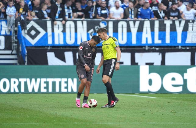 Foto : Schiri Tobias Reichel und links ... Nadiem AMIRI ( Mainz ) Fussball Bundesliga , 2. Spieltag am So. 06.09.2026 Hamburger SV - FSV Mainz *** Photo: Referee Tobias Reichel and, on the left, Nadiem AMIRI; Mainz Soccer Bundesliga, Matchday 2 on Sun, Sept. 6, 2026: Hamburger SV vs. FSV Mainz