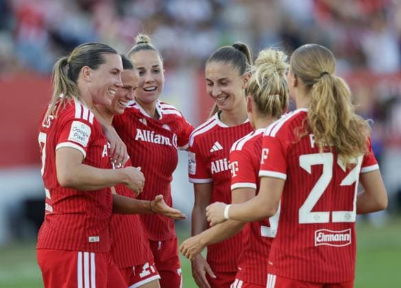 Bayern - Jubel um Torschuetzin Bayerns 2 Vanessa GILLES (li.) nach Tor zum 2:0. Frauenfußball, FC Bayern - SC Freiburg, Bundesliga, am 6.09.2026 in Muenchen, Deutschland. Quelle Copyright Credit : Oryk HAIST *** Bayern Celebrates Bayern s Goal Scorer No. 2, Vanessa GILLES (left), After Scoring the Goal That Made It 2–0 Women s Soccer, FC Bayern vs. SC Freiburg, Bundesliga, on September 6, 2026, in Munich, Germany Source: Copyright Credit Oryk HAIST xx