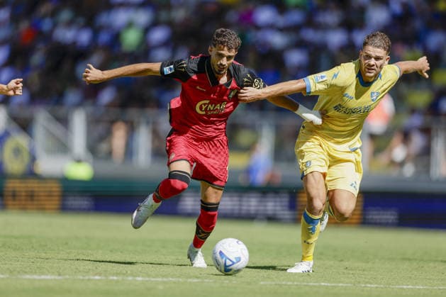 SOCCER - Serie A - Frosinone Calcio vs. Venezia FC Photo by IPA ABACAPRESS.COM88194891 - Venezia s Kosovar forward Albion Rrahmani challenges for the ball with Frosinone s Italian defender Gabriele Calvani during the Serie A soccer match between Frosinone Calcio and Venezia at the Benito Stirpe Stadium in Frosinone, Italy, on September 6, 2026. Frosinone Italy  Copyright: xIPAxSport ABACAx