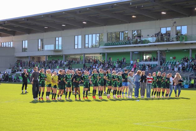 Wolfsburg, Deutschland: 06.09.2026 - 1. Frauenbundesliga - 3. Spieltag - VfL Wolfsburg Frauen vs. Werder Bremen Im Bild: Die Spielerinnen vom VfL Wolfsburg beim Abschlussjubel nach dem Last-Minute Sieg zum 3:2 für Wolfsburg durch die Doppeltorschützin Camilla Küver Kuever (Wolfsburg), nicht im Bild *** Wolfsburg, Germany, September 6, 2026, Women’s Bundesliga, Matchday 3: VfL Wolfsburg Women vs. Werder Bremen. Pictured: The VfL Wolfsburg players celebrating their last-minute 3–2 victory, secured by Camilla Küver, who scored both goals. Küver, Wolfsburg, not pictured Copyright: HMBxMedia MadeleinexFantini