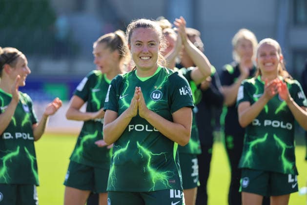 Wolfsburg, Deutschland: 06.09.2026 - 1. Frauenbundesliga - 3. Spieltag - VfL Wolfsburg Frauen vs. Werder Bremen Im Bild: Heutige Torschützin Mara Alber (Wolfsburg) lässt sich beim Abschlussjubel zu ihrem heutigen Geburtstag feiern *** Wolfsburg, Germany, September 6, 2026 – Women’s Bundesliga, Matchday 3: VfL Wolfsburg Women vs. Werder Bremen. Pictured: Today’s goal scorer, Mara Alber, is celebrated by Wolfsburg during the victory celebration on her birthday. Copyright: HMBxMedia MadeleinexFantini