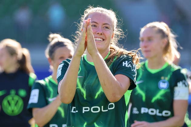 Wolfsburg, Deutschland: 06.09.2026 - 1. Frauenbundesliga - 3. Spieltag - VfL Wolfsburg Frauen vs. Werder Bremen Im Bild: Heutige Torschützin Mara Alber (Wolfsburg) lässt sich beim Abschlussjubel zu ihrem heutigen Geburtstag feiern *** Wolfsburg, Germany, September 6, 2026 – Women’s Bundesliga, Matchday 3: VfL Wolfsburg Women vs. Werder Bremen. Pictured: Today’s goal scorer, Mara Alber, is celebrated by Wolfsburg during the victory celebration on her birthday. Copyright: HMBxMedia MadeleinexFantini