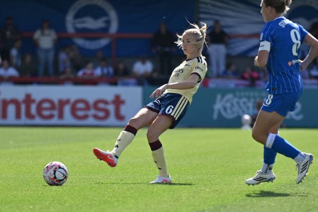 CRAWLEY, ENGLAND - SEPTEMBER 06: Leah Williamson of Arsenal in action during the Barclays Women s Super League match between Brighton & Hove Albion and Arsenal at Broadfield Stadium on September 06, 2026 in Crawley, England. Copyright: xYaroslavxDunkax xSPPx Sportspressphoto_SPR224766