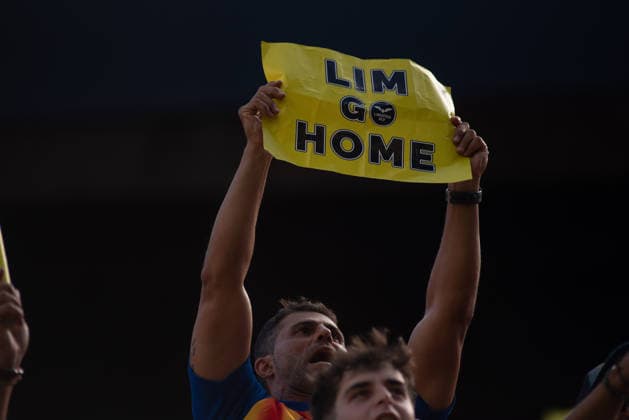 September 6, 2026, Valencia, Alicante, Spain: VALENCIA, SPAIN - SEPTEMBER 6: VALENCIA CF fans scream to PETER LIM during the match between Valencia CF and FC Barcelona, Barca from LaLiga EASports, matchweek 4, disputed at the Mestalla Stadium, Valencia Valencia Spain - ZUMAc290 20260906_zsp_c290_008 Copyright: xJordixCantox