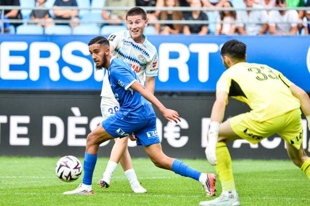 RUGBY : Stade Francais vs USA Perpignan - Top 14 - JournÃ e 1 - 05 09 2026 Merwan Ifnaoui (ESTAC Troyes) Hermann Malonga (RC Strasbourg) ParisFrance  Copyright: xBaptistexAutissierx
