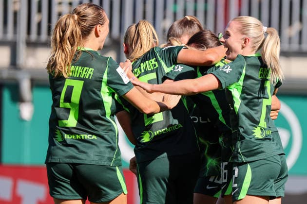 Wolfsburg, Deutschland: 06.09.2026 - 1. Frauenbundesliga - 3. Spieltag - VfL Wolfsburg Frauen vs. Werder Bremen Im Bild: Torschützin Camilla Küver Kuever (Wolfsburg), verdeckt im Bild, macht das entscheidende Tor zum Sieg zum 3:2 für Wolfsburg und jubelt mit ihren Mannschaftskolleginnen *** Wolfsburg, Germany, September 6, 2026, Women’s Bundesliga, Matchday 3: VfL Wolfsburg Women vs. Werder Bremen. Pictured: Goal scorer Camilla Küver (Kuever) of Wolfsburg, hidden from view in the photo, scores the decisive goal to secure a 3–2 victory for Wolfsburg and celebrates with her teammates Copyright: HMBxMedia MadeleinexFantini