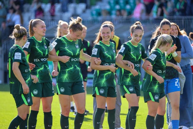 Wolfsburg, Deutschland: 06.09.2026 - 1. Frauenbundesliga - 3. Spieltag - VfL Wolfsburg Frauen vs. Werder Bremen Im Bild: v.li. Svenja Huth (Wolfsburg), Janina Minge (Wolfsburg), Sarai Linder (Wolfsburg), Joelle Wedemeyer (Wolfsburg), Sophia Kleinherne (Wolfsburg) und Thea Bjelde (Wolfsburg) beim Abschlussjubel nach dem Last-Minute Sieg zum 3:2 für Wolfsburg durch die Doppeltorschützin Camilla Küver Kuever (Wolfsburg), nicht im Bild *** Wolfsburg, Germany, September 6, 2026 – Women s Bundesliga Matchday 3: VfL Wolfsburg Women vs. Werder Bremen. Pictured from left: Svenja Huth (Wolfsburg), Janina Minge (Wolfsburg), Sarai Linder (Wolfsburg), Joelle Wedemeyer (Wolfsburg), Sophia Kleinherne (Wolfsburg), and Thea Bjelde (Wolfsburg) celebrating their last-minute 3–2 victory for Wolfsburg, thanks to a two-goal performance by Camilla Kuever (Wolfsburg); not pictured Copyright: HMBxMedia MadeleinexFantini