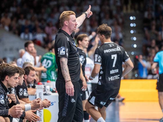 Borge Lund, head coach of THW Kiel, gives a thumbs-up; Frisch Auf Goeppingen vs. THW Kiel, handball, 1st Bundesliga, Men’s, 2026–2027 season, September 6, 2026, Frisch Auf Göppingen vs. THW Kiel, Handball, 1st Bundesliga, Men, 2026–2027 season, September 6, 2026, Göppingen Copyright: xEibner-Pressefoto MichaelxSchmidx EP_MST