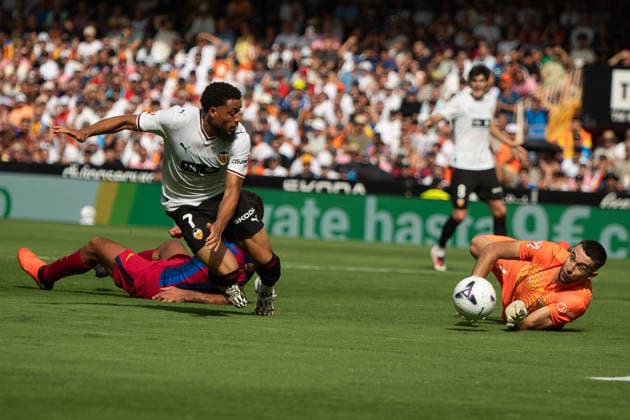 September 6, 2026, Valencia, Alicante, Spain: VALENCIA, SPAIN - SEPTEMBER 6: 7 ARNAUT DANJUMA shoots on goal and 1 JOAN GARCIA stop the ball during the match between Valencia CF and FC Barcelona, Barca from LaLiga EASports, matchweek 4, disputed at the Mestalla Stadium, Valencia Soccer 2026: Levante UD Vs Real Betis  - ZUMAc290 20260906_zsp_c290_012 Copyright: xJordixCantox