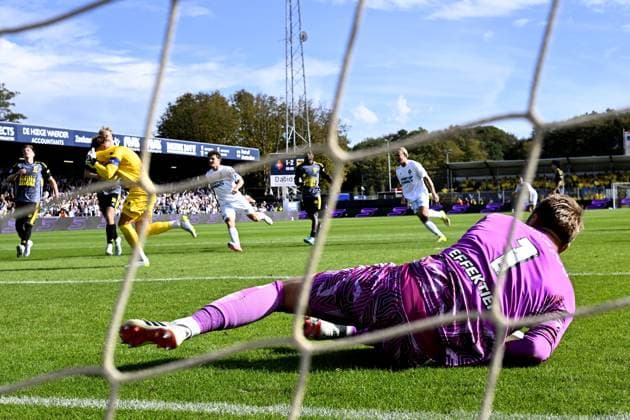 VELSEN-ZUID - Telstar goalkeeper Ronald Koeman with the equalizing penalty during the Dutch Eredivisie match between Telstar and Cambuur at the BUKO Stadium on September 6, 2026 in Velsen, the Netherlands. OLAF KRAAK ANP Eredivisie 2026 27 xVIxANPxSportx xxANPxIVx 567379949 originalFilename: 567379949.jpg