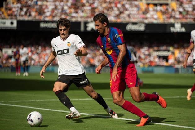 September 6, 2026, Valencia, Alicante, Spain: VALENCIA, SPAIN - SEPTEMBER 6: 16 RODRI and 8 JAVI GUERRA fights the ball during the match between Valencia CF and FC Barcelona, Barca from LaLiga EASports, matchweek 4, disputed at the Mestalla Stadium, Valencia Soccer 2026: Levante UD Vs Real Betis  - ZUMAc290 20260906_zsp_c290_014 Copyright: xJordixCantox