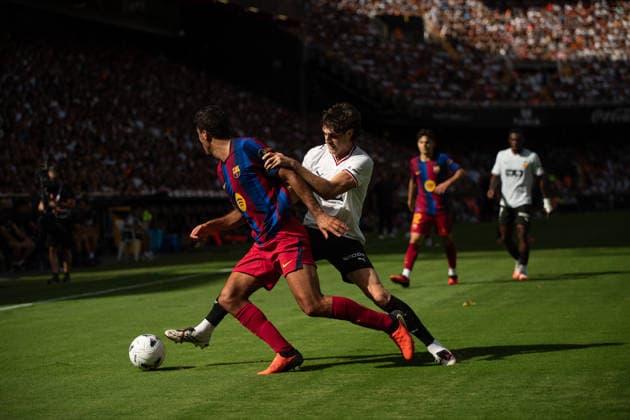 September 6, 2026, Valencia, Alicante, Spain: VALENCIA, SPAIN - SEPTEMBER 6: 16 RODRI and 8 JAVI GUERRA fights the ball during the match between Valencia CF and FC Barcelona, Barca from LaLiga EASports, matchweek 4, disputed at the Mestalla Stadium, Valencia Valencia Spain - ZUMAc290 20260906_zsp_c290_017 Copyright: xJordixCantox