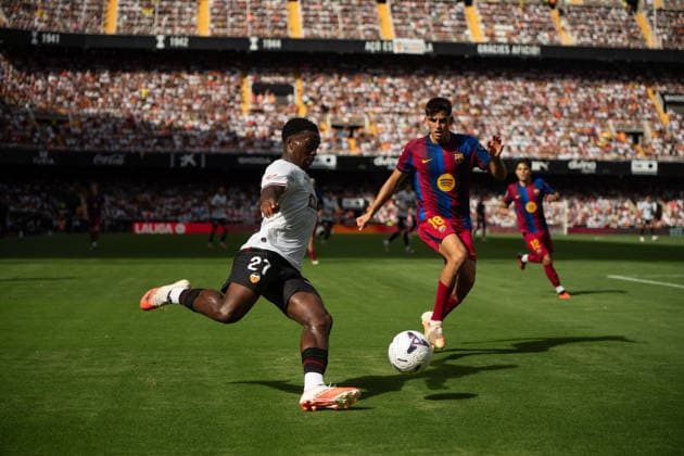 September 6, 2026, Valencia, Alicante, Spain: VALENCIA, SPAIN - SEPTEMBER 6: 27 DAVID OTORBI shoots in front of 18 GERARD MARTIN during the match between Valencia CF and FC Barcelona, Barca from LaLiga EASports, matchweek 4, disputed at the Mestalla Stadium, Valencia Valencia Spain - ZUMAc290 20260906_zsp_c290_019 Copyright: xJordixCantox