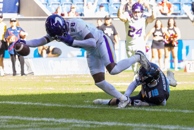 8 Darrell Stewart (Wide Receiver) Vienna Vikings jump in the end zone. 19 Daniel PiÄÖtkowski (Strong Safety) Panthers Wroclaw no chance to tackle. Vienna Vikings vs Panthers Wroclaw, American Football League Europe, Golden Bowl Final, 2026, 06.09.2026, Duisburg Schauinsland-Reisen-Arena Germany Copyright: xPFA ChristopherxMettkenx