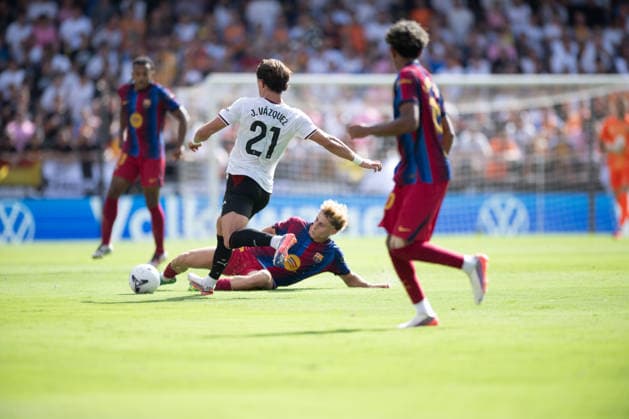 La Liga EA Regular Season Round 4 Fermin of FC Barcelona, Barca makes a tackle on Jesus Vazquez of Valencia CF during the LaLiga EA round 4 match between Valencia CF and FC Barcelona at Ciutat de Valencia stadium, (Valencia ) on September 06, 2026. Copyright: xVicentexVidalxFernandezx