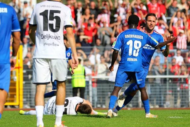 Regionalliga West VfB Hilden Rot Weiß Oberhausen ** FOR EDITORIAL USE ONLY ** EDITORIAL USE ONLY ** p Celebration after the 1–0 goal by Nils Winter; Denis Donkor claps. VfB Hilden vs. RWO. Location: Sports Field on Hoffeldstraße, Hilden. Date: September 6, 2026. Germany, North Rhine-Westphalia, Hilden. Copyright MichaxKorb Copyright: MichaxKorb doc87hhv3dool26nok9po6 ,EDITORIAL USE ONLY Copyright: MichaxKorb