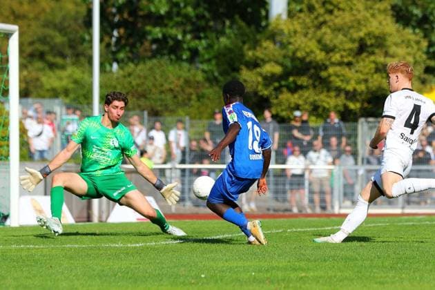 Regionalliga West VfB Hilden Rot Weiß Oberhausen ** FOR EDITORIAL USE ONLY ** EDITORIAL USE ONLY ** p Denis Donkor scores the 2-0 goal. The right winger outpaces Nick Sangl and chips the ball over goalkeeper Leon Feher into the net. VfB Hilden vs. RWO. Location: Sports Field on Hoffeldstraße, Hilden Date September 6, 2026 Germany North Rhine-Westphalia Hilden Copyright MichaxKorb Copyright: MichaxKorb doc87hhv3ts4jsuzhj61hif ,EDITORIAL USE ONLY Copyright: MichaxKorb