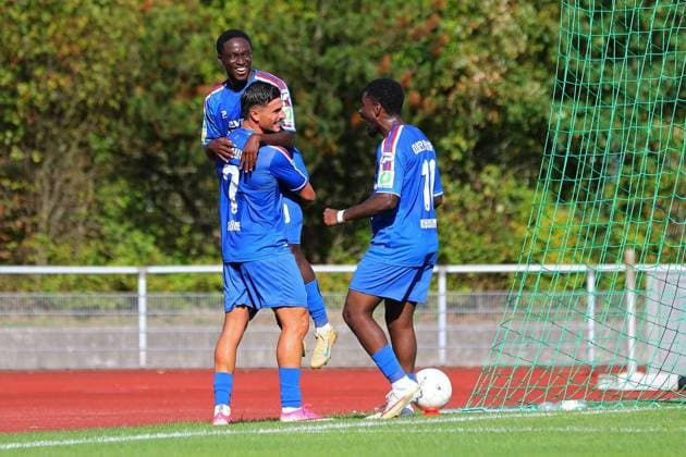 Regionalliga West VfB Hilden Rot Weiß Oberhausen ** FOR EDITORIAL USE ONLY ** EDITORIAL USE ONLY ** p Goal celebration after the 2-0: Arda Süne lifts goal scorer Denis Donkor into the air, while Burinyuy Nyuydine also congratulates him. VfB Hilden vs. RWO Location: Sports Field on Hoffeldstraße, Hilden Date 09 06 2026 Germany NRW Hilden Copyright MichaxKorb Copyright: MichaxKorb doc87hhv3wq1uam8p0kpne ,EDITORIAL USE ONLY Copyright: MichaxKorb