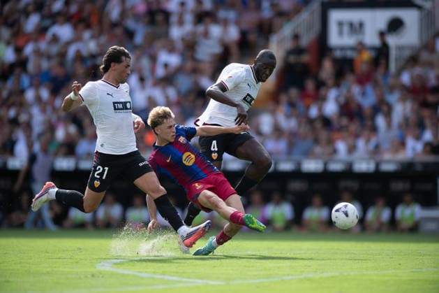La Liga EA Regular Season Round 4 Fermin of FC Barcelona, Barca battles for possession with Jesus Vazquez of Valencia CF and Mouctar Diakhaby of Valencia CF during the LaLiga EA round 4 match between Valencia CF and FC Barcelona at Ciutat de Valencia stadium, (Valencia ) on September 06, 2026. Copyright: xVicentexVidalxFernandezx