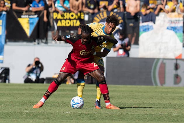 Richie Sagrado of Venezia FC e Anthony Oyono of Frosinone Calcio Copyright: xGiuseppexMaffiax 20260906_161915_SerieA_Frosinone-Venezia_LIA01615