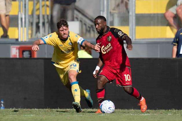 Gabriele Bracaglia of Frosinone Calcio e John Yeboah of Venezia FC Copyright: xGiuseppexMaffiax 20260906_163151_SerieA_Frosinone-Venezia_LIA03048