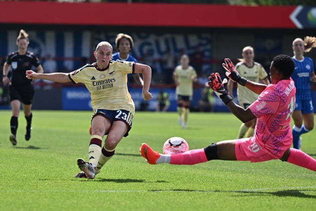 CRAWLEY, ENGLAND - SEPTEMBER 06: Alessia Russo of Arsenal in action during the Barclays Women s Super League match between Brighton & Hove Albion and Arsenal at Broadfield Stadium on September 06, 2026 in Crawley, England. Copyright: xYaroslavxDunkax xSPPx Sportspressphoto_SPR224801