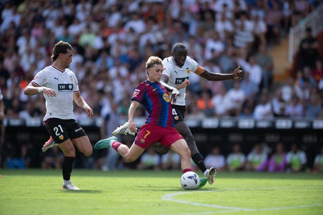 La Liga EA Regular Season Round 4 Fermin of FC Barcelona, Barca battles for possession with Jesus Vazquez of Valencia CF and Mouctar Diakhaby of Valencia CF during the LaLiga EA round 4 match between Valencia CF and FC Barcelona at Ciutat de Valencia stadium, (Valencia ) on September 06, 2026. Copyright: xVicentexVidalxFernandezx