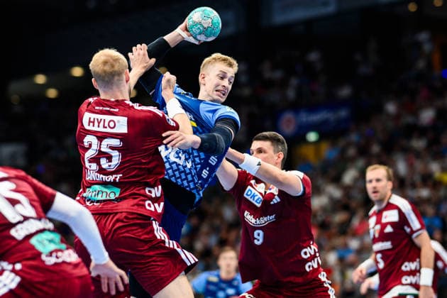 TVB Stuttgart vs. Füchse Berlin, Handball 1 Bundesliga, Men s, 2026–2027 Season, TVB Stuttgart vs. Füchse Berlin, Porsche Arena: Stuttgart s Torben Matzken in action against Berlin s Matthes Langhoff and Berlin s Frederik Simak, Stuttgart, Porsche Arena, Baden-Württemberg, Germany