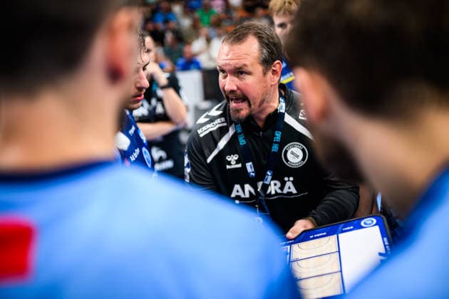 TVB Stuttgart vs. Füchse Berlin, Handball Bundesliga 1, Men s, 2026–2027 Season, TVB Stuttgart vs. Füchse Berlin, Porsche Arena: Stuttgart coach Misha Kaufmann addresses the players during a timeout. Stuttgart, Porsche Arena, Baden-Württemberg, Germany