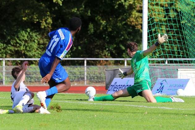 Regionalliga West: VfB Hilden vs. Rot-Weiß Oberhausen ** FOR EDITORIAL USE ONLY ** EDITORIAL USE ONLY ** p Burinyuy Nyuydine nearly scored the 3-0 goal for VfB Hilden vs. RWO Location: Sports field on Hoffeldstraße, Hilden Date: September 6, 2026 Germany, North Rhine-Westphalia, Hilden Copyright MichaxKorb Copyright: MichaxKorb doc87hhypytdgh12iw671g88 ,EDITORIAL USE ONLY Copyright: MichaxKorb