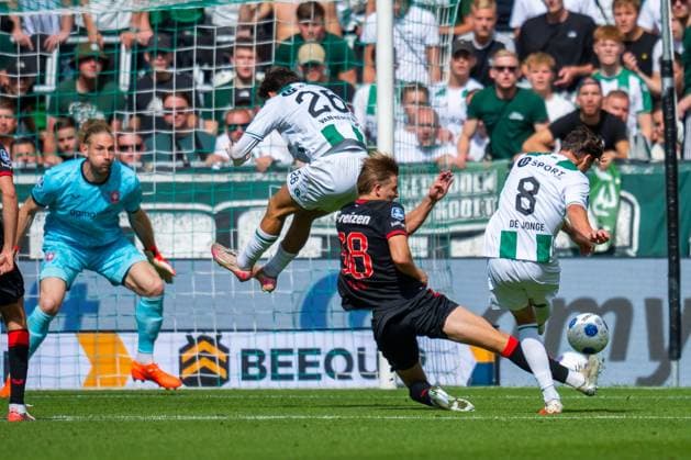 GRONINGEN , 06-09 2026 , Stadium Euroborg , season 2026 2027 , Dutch Eredivisie football , match between FC Groningen and FC Twente , picture shows FC Twente goalkeeper Lars Unnerstall FC Groningen player Thom van Bergen FC Twente player Max Bruns blocks FC Groningen player Tika de Jonge Groningen - Twente  x206584610x Copyright: