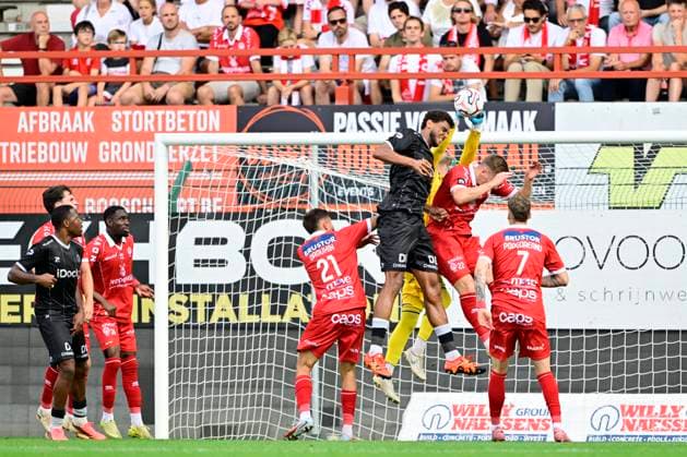 KV Mechelen v KVC Westerlo - Jupiler Pro League MECHELEN, BELGIUM - SEPTEMBER 05 : Ementa Anosike forward of SV Zulte Waregem in an airduel with Ilic Marko goalkeeper of KV Kortrijk during the Jupiler Pro League match between KV Mechelen and KVC Westerlo on September 5, 2026 in Mechelen, Belgium, 05 09 2026 Mechelen Belgium  Copyright: xJanxDexMeuleneirx