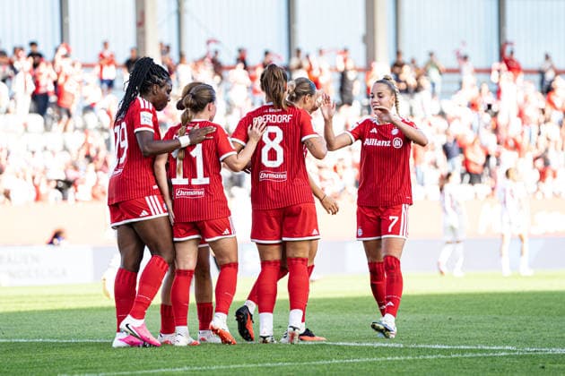 Klara Bühl (17 FC Bayern) , Lena Oberdorf (8 Bayern) , Edna Imade (29 Bayern) , Sarah Mattner-Trembleau (11 FC Bayern) Giulia Gwinn (7 FC Bayern) jubeln über das Tor zum 3-1 beim Google Pixel Frauen Bundesligaspiel FC Bayern München - SC Freiburg am 06.09.2026. München FC Bayern Campus Bayern Deutschland *** Klara Bühl 17 FC Bayern, Lena Oberdorf 8 Bayern, Edna Imade 29 Bayern, Sarah Mattner Trembleau 11 FC Bayern and Giulia Gwinn 7 FC Bayern celebrate the goal that made it 3–1 in the Google Pixel Women’s Bundesliga match between FC Bayern Munich and SC Freiburg on September 6, 2026, at the FC Bayern Campus in Munich, Bavaria, Germany