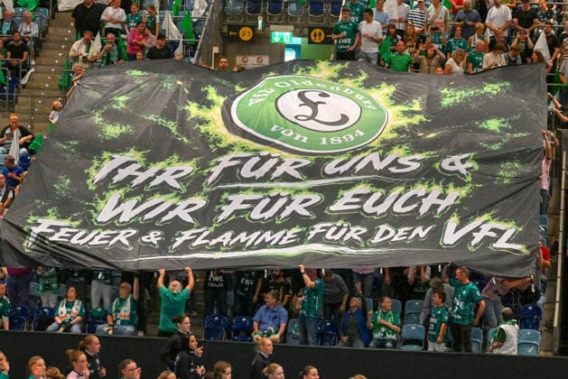 Blockfahne der Fans des VfL Oldenburg, Stimmung, Choreographie VfL Oldenburg vs. Thueringer HC, ALSCO Handball Bundesliga Frauen, 2. Spieltag, Saison 2026 2027, 06.09.2026, VfL Oldenburg vs. Thueringer HC, ALSCO Handball Bundesliga Frauen, 2. Spieltag, Saison 2026 2027, 06.09.2026 Oldenburg *** VfL Oldenburg fans block banner, atmosphere, choreography: VfL Oldenburg vs. Thueringer HC, ALSCO Women s Handball Bundesliga, Matchday 2, 2026–2027 season, September 6, 2026, VfL Oldenburg vs. Thueringer HC, ALSCO Women’s Handball Bundesliga, Matchday 2, 2026–2027 season, September 6, 2026, Oldenburg Copyright: xEibner-Pressefoto RobertxGertzenx EP_RGN