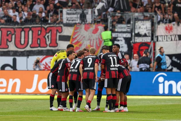 2026.09.06 xjfx Fussball 1. Bundesliga Eintracht Frankfurt - FC Augsburg, Team Eintracht Frankfurt Illustrative image: The team from gathers in a circle before the match, united by team spirit, motivation and determination (DFL DFB REGULATIONS PROHIBIT ANY USE OF PHOTOGRAPHS as IMAGE SEQUENCES and or QUASI-VIDEO) *** September 6, 2026 xjfx Soccer 1st Bundesliga Eintracht Frankfurt vs. FC Augsburg, Eintracht Frankfurt team. Illustrative image: The team gathers in a circle before the match, united by team spirit, motivation, and determination. DFL and DFB regulations prohibit any use of photographs as image sequences and or quasi-video. Copyright: HMBxMedia JoaquimxFerreira