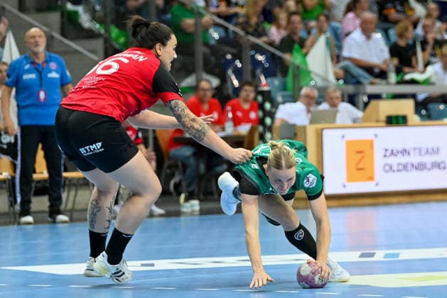 Lara Mueller (VfL Oldenburg, 15) gegen Marcela Arounian (Thueringer HC, 36) VfL Oldenburg vs. Thueringer HC, ALSCO Handball Bundesliga Frauen, 2. Spieltag, Saison 2026 2027, 06.09.2026, VfL Oldenburg vs. Thueringer HC, ALSCO Handball Bundesliga Frauen, 2. Spieltag, Saison 2026 2027, 06.09.2026 Oldenburg *** Lara Mueller (VfL Oldenburg), 15, vs. Marcela Arounian (Thüringer HC), 36; VfL Oldenburg vs. Thüringer HC, ALSCO Women s Handball Bundesliga, Matchday 2, 2026–2027 Season, September 6, 2026, VfL Oldenburg vs. Thueringer HC, ALSCO Women’s Handball Bundesliga, Matchday 2, 2026–2027 season, September 6, 2026, Oldenburg Copyright: xEibner-Pressefoto RobertxGertzenx EP_RGN