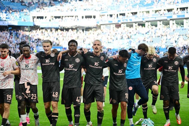 06.09.2026,GER Fußball, Männer, 1.BL, Spieltag 2, Saison 2026 2027, Hamburg, Hamburger SV vs 1.FSV Mainz 05 die Mainzer Mannschaft jubelt ueber den Sieg mit den Fans DFB DFL regulations prohibit any use of photographs as image sequences and or quasi-video) Hamburg Volksparkstadion Hamburg Deutschland *** September 6, 2026, Germany, Soccer, Men, 1st Bundesliga, Matchday 2, 2026–2027 Season, Hamburg, Hamburger SV vs. 1. FSV Mainz 05—the Mainz team celebrates the victory with the fans. DFB and DFL regulations prohibit any use of photographs as image sequences and or quasi-video. Hamburg Volksparkstadion, Hamburg, Germany Copyright: xnordphotoxGmbH xWitkex