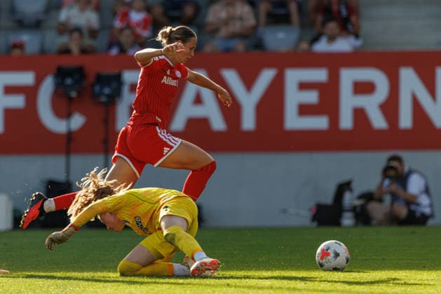 Klara Bühl (17, FC Bayern München) und Anna Reimann (38, SC Freiburg) Tor zum 3 : 1 beim Spiel zwischen FC Bayern München v SC Freiburg, Fussball, Frauen, Google Pixel Frauen-Bundesliga, 2026 2027, 3.Spieltag am 06.09.2026 in München, FC Bayern Campus. DFL and DFB regulations prohibit any use of photographs as image sequences and or quasi-video. Bayern Deutschland *** Klara Bühl, 17, FC Bayern Munich, and Anna Reimann, 38, SC Freiburg, score the goal that makes it 3–1 in the match between FC Bayern Munich and SC Freiburg, soccer, women’s, Google Pixel Women’s Bundesliga, 2026–2027, Matchday 3 on September 6, 2026, in Munich, FC Bayern Campus. DFL and DFB regulations prohibit any use of photographs as image sequences and or quasi-video. Bayern, Germany
