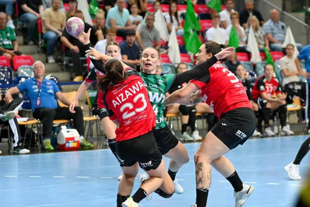 Toni Reinemann (VfL Oldenburg, 04) gegen Natsuki Aizawa (Thueringer HC, 23) und Marcela Arounian (Thueringer HC, 36) VfL Oldenburg vs. Thueringer HC, ALSCO Handball Bundesliga Frauen, 2. Spieltag, Saison 2026 2027, 06.09.2026, VfL Oldenburg vs. Thueringer HC, ALSCO Handball Bundesliga Frauen, 2. Spieltag, Saison 2026 2027, 06.09.2026 Oldenburg *** Toni Reinemann (VfL Oldenburg), 04, vs. Natsuki Aizawa (Thüringer HC), 23, and Marcela Arounian (Thüringer HC), 36, VfL Oldenburg vs. Thüringer HC, ALSCO Women’s Handball Bundesliga, Matchday 2, 2026–2027 Season, September 6, 2026, VfL Oldenburg vs. Thuringer HC, ALSCO Women’s Handball Bundesliga, Matchday 2, 2026–2027 Season, September 6, 2026, Oldenburg Copyright: xEibner-Pressefoto RobertxGertzenx EP_RGN